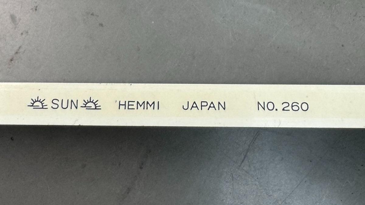 大阪染織機械株式會社指出,計算尺是HEMMI 260號。(圖/翻攝自X @osakasenshoku)