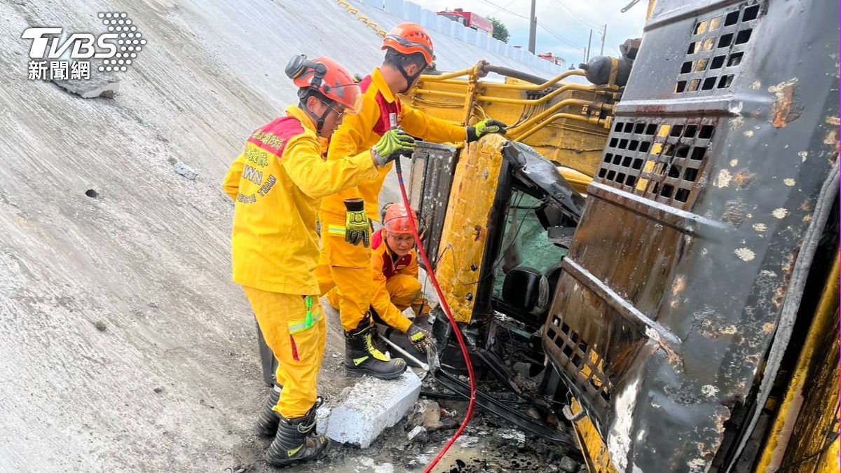 快訊/屏東怪手墜河堤!駕駛遭重壓「受困2小時」救出已身亡