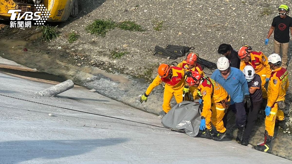 受困駕駛已明顯死亡。(圖/TVBS)