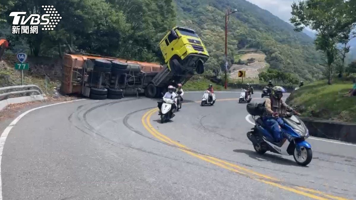南投砂石車急彎翻覆!車斗90度側翻佔道 「車頭翹天」畫面曝