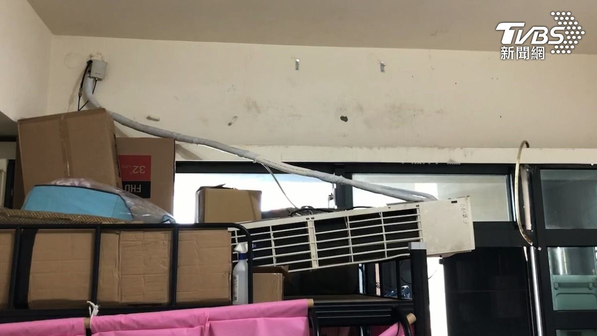 冷氣掉床邊!前晚才花3500元清洗 台南女控:清完就掉了。(圖/TVBS)