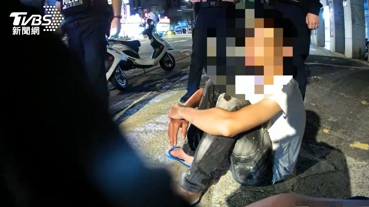 男機車騎士藏毒被逮。(圖/TVBS)