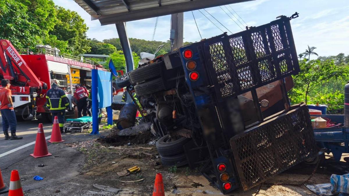 快訊／疑煞車失靈！淡水卡車失控翻覆　駕駛一度受困