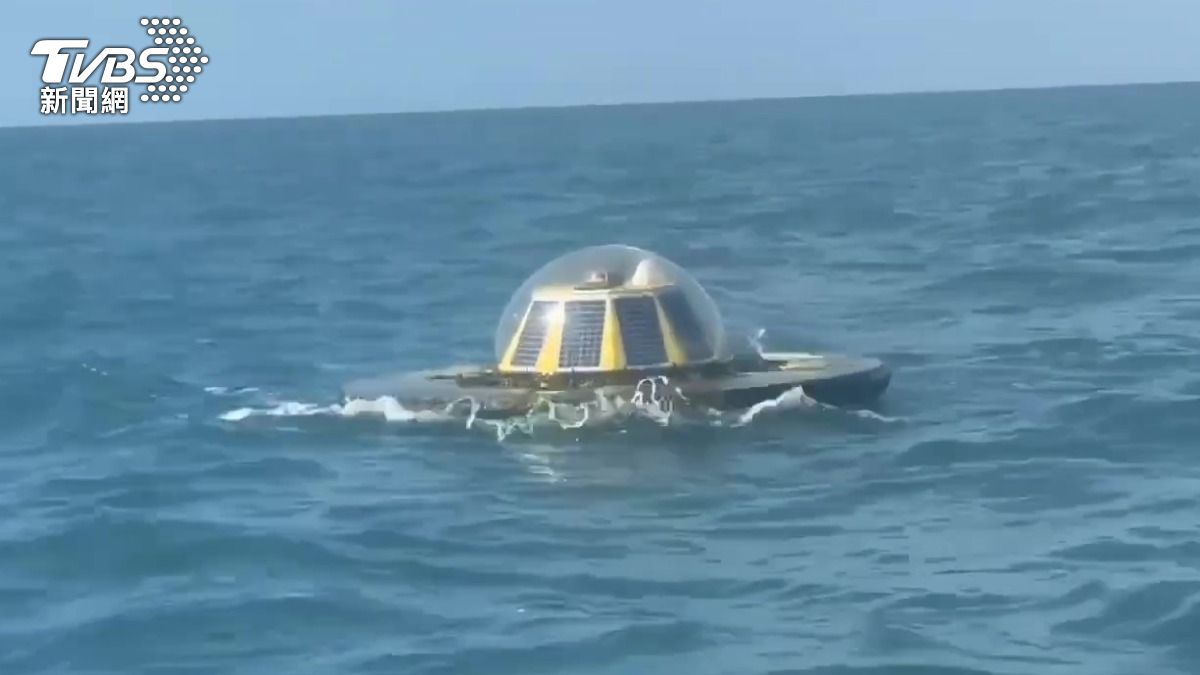 疑似飛碟漂浮物。(圖/曾國峰提供)