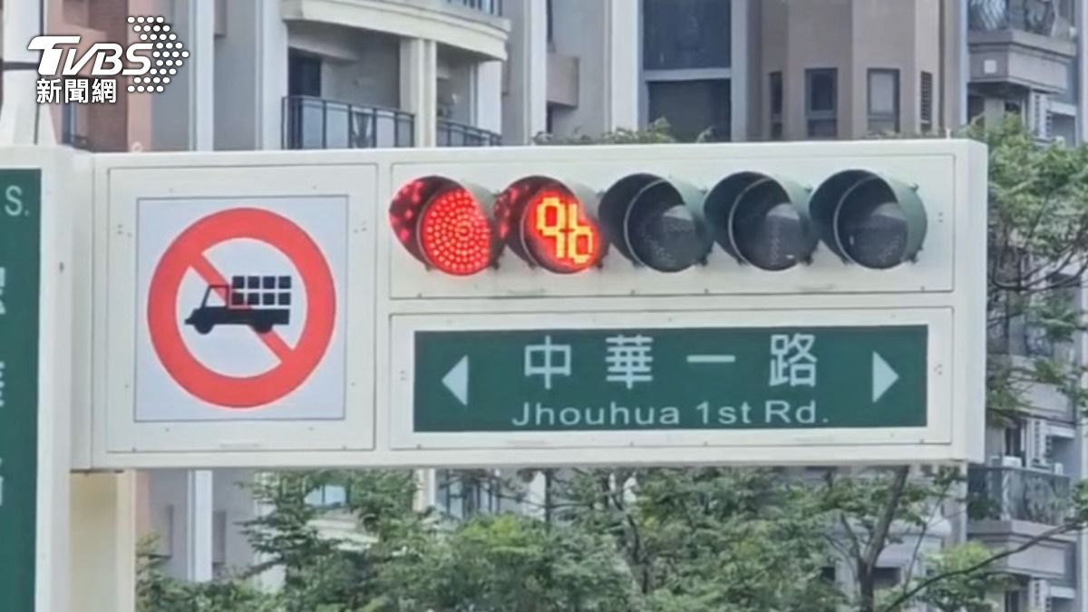 紅燈地獄!中華、翠華路口停等時數要150秒。(圖/TVBS)