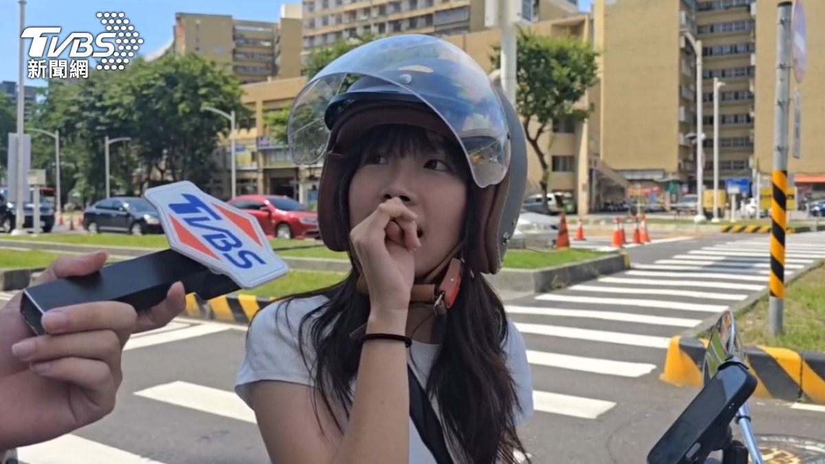 民眾在翠華路等了破百秒的紅綠燈,待轉又要再等150秒。(圖/TVBS)