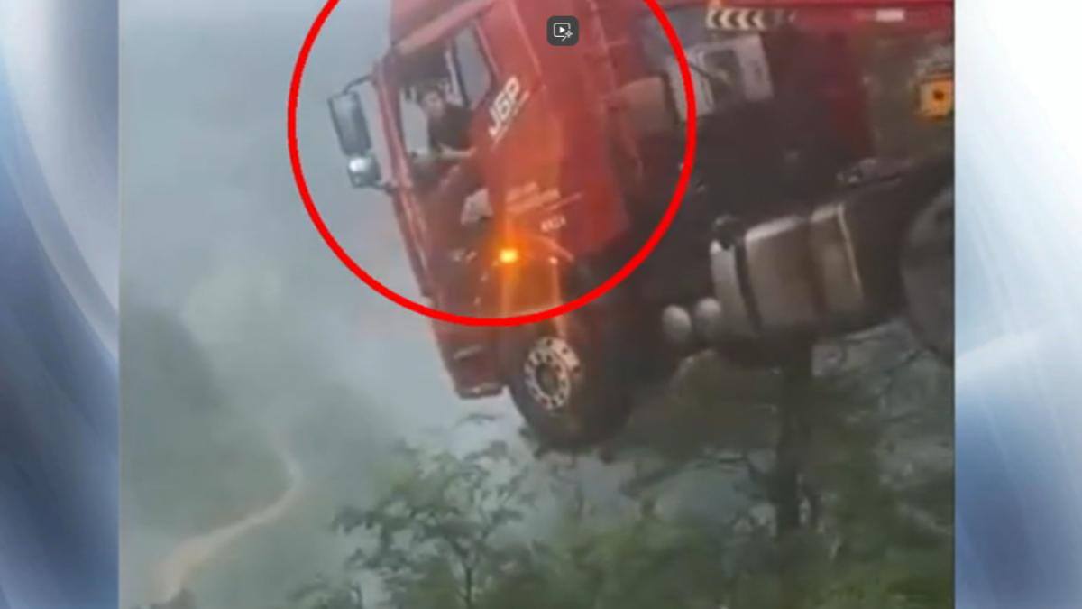 駕駛打開車門時,腳下就是萬丈懸崖,情況十分危險。(圖/上海東方衛視)