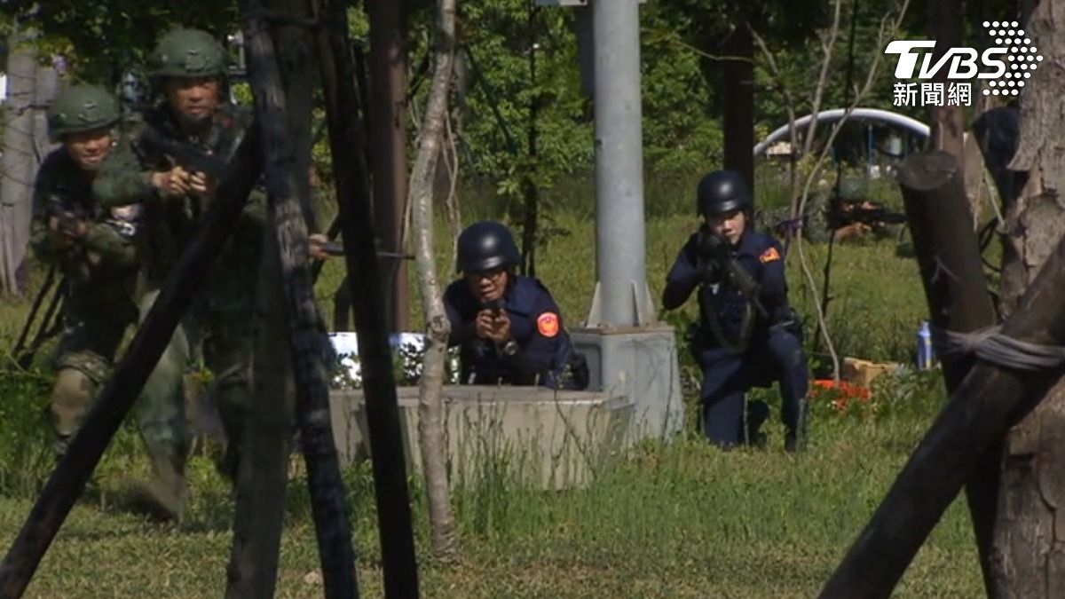 國軍的漢光39號演習,由憲兵與轄區警力共同演練桃園煉油廠防護。(圖/TVBS)