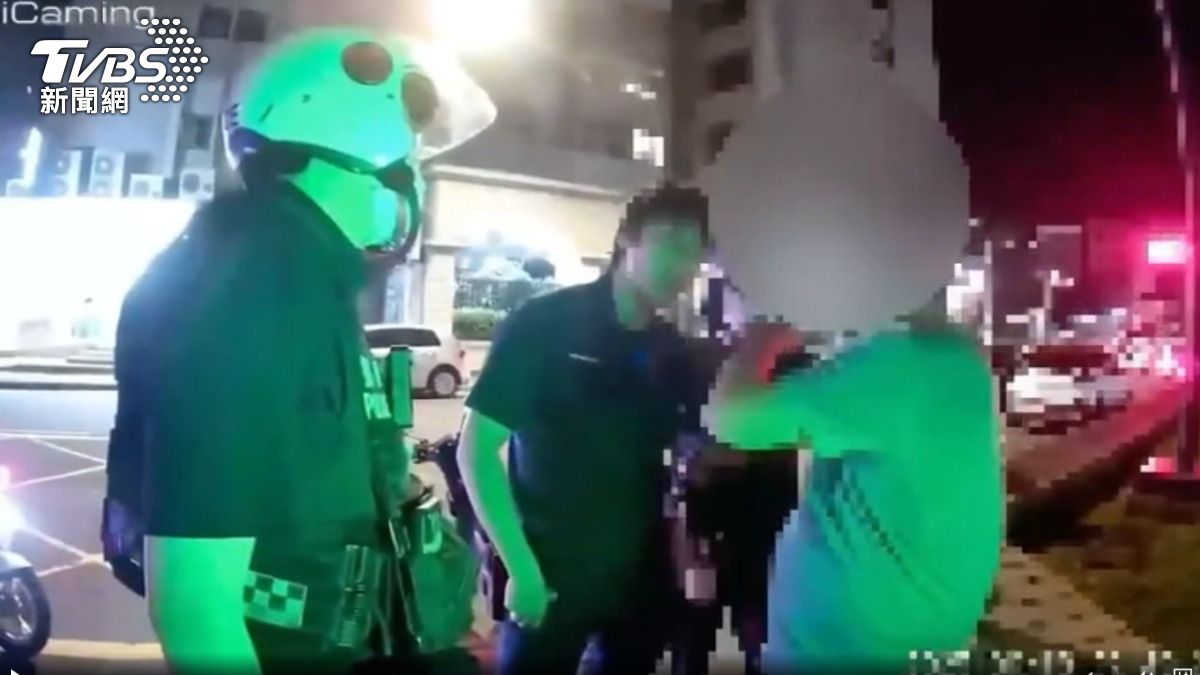男自稱退休警毆運將又襲警。（圖／TVBS）