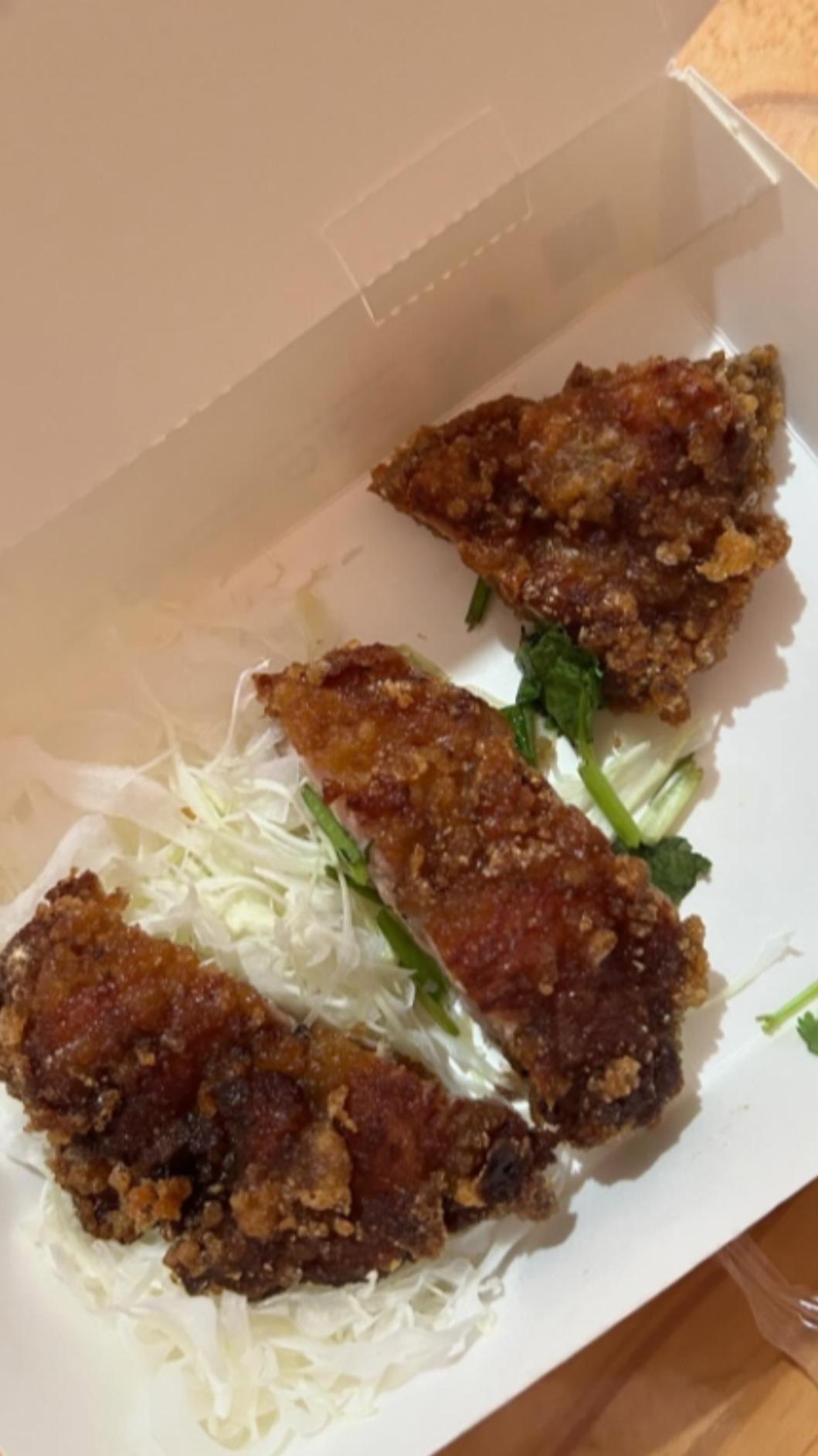 消費者外帶椒麻雞,打開一看只有三塊肉,份量覺得太少。(圖/翻攝 hana.zzz_)
