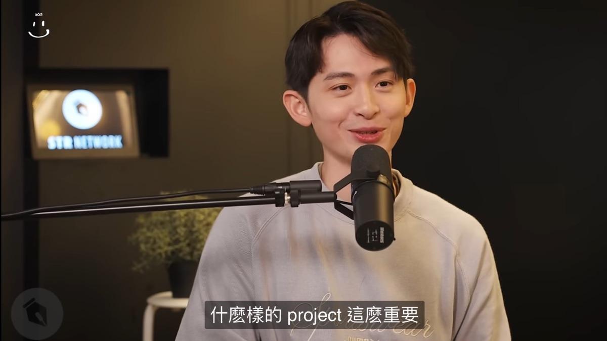 博恩聽到天殘男友以工作為由的時候表情微妙。(圖/翻攝自博恩YouTube)