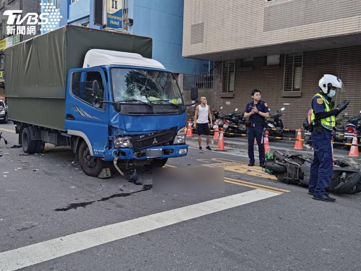 板橋發生嚴重車禍。(圖/TVBS)