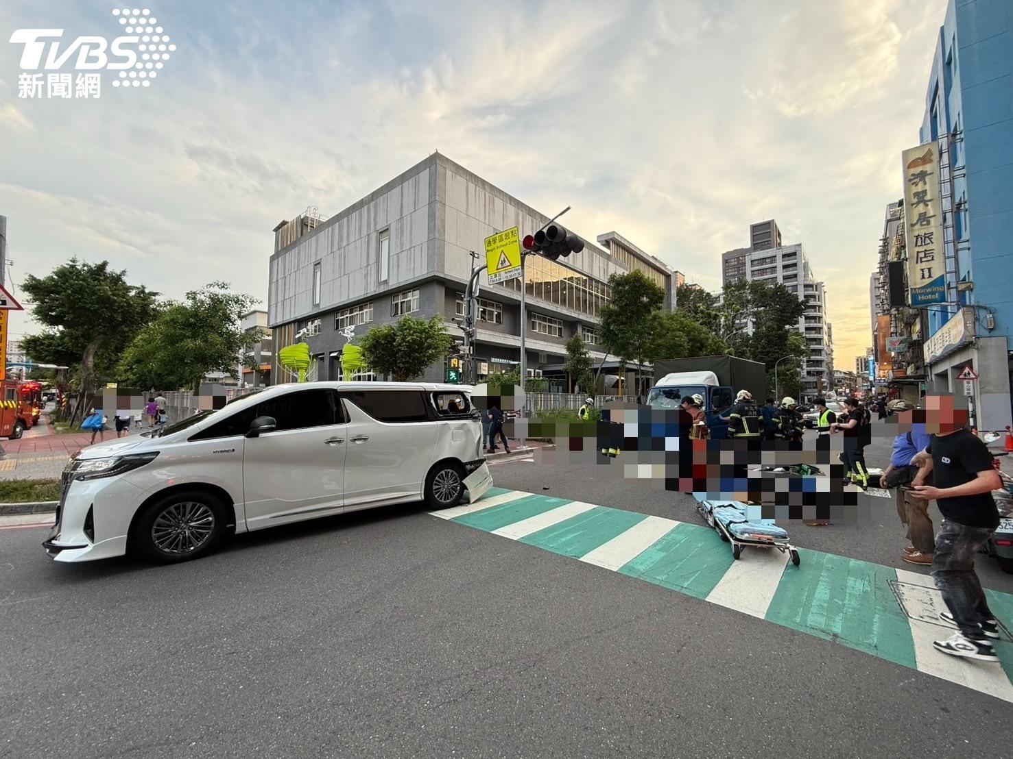 板橋車禍造成多名騎士受傷。(圖/TVBS)