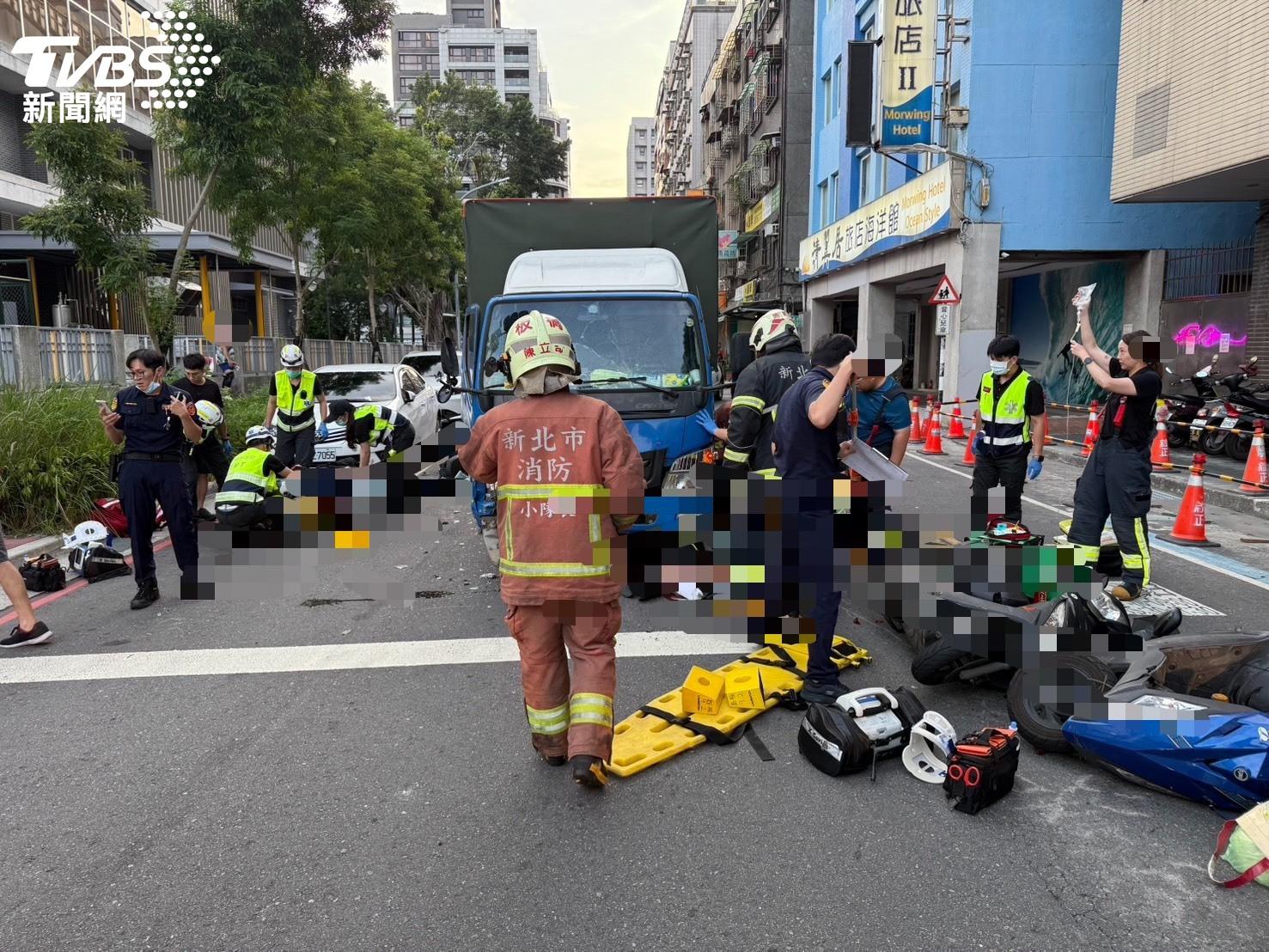 其中一名機車騎士當場昏迷。(圖/TVBS)