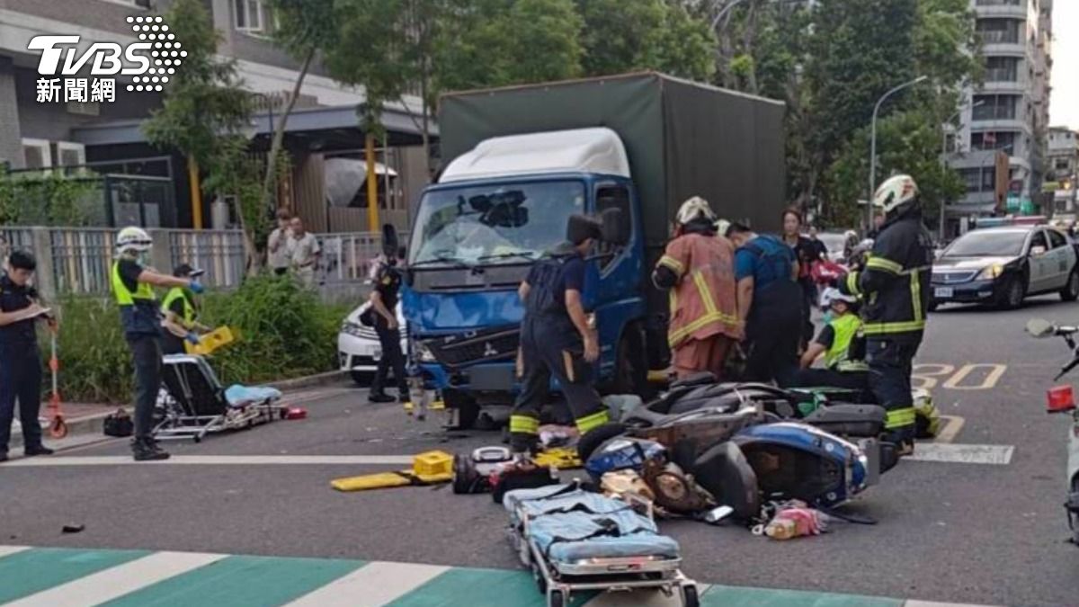 板橋-板橋車禍-小貨車-機車騎士-機車騎士遭追撞-機車騎士等紅燈被撞