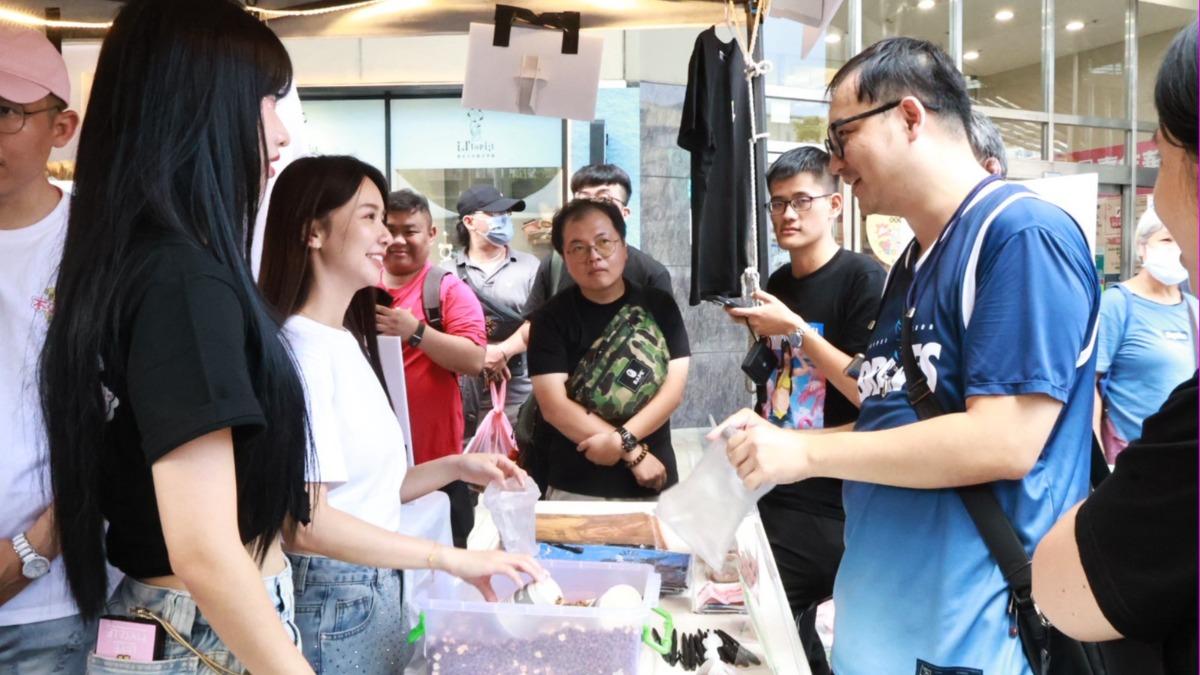 禾羽與民眾互動。(圖/金盤子娛樂提供)