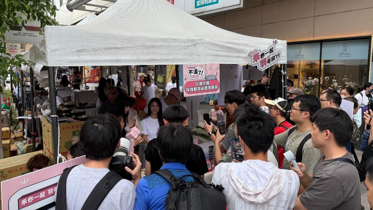 禾羽與民眾互動。(圖/金盤子娛樂提供)