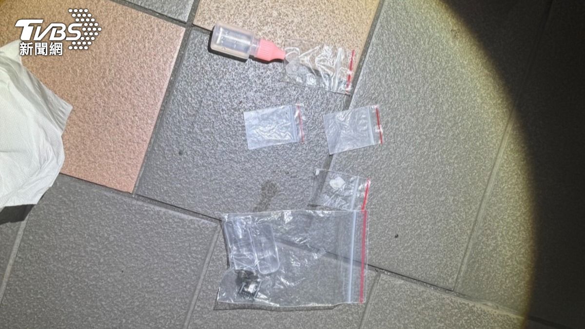 警方在這兩名嫌犯的身上及提袋內搜出多項毒品。(圖/TVBS)