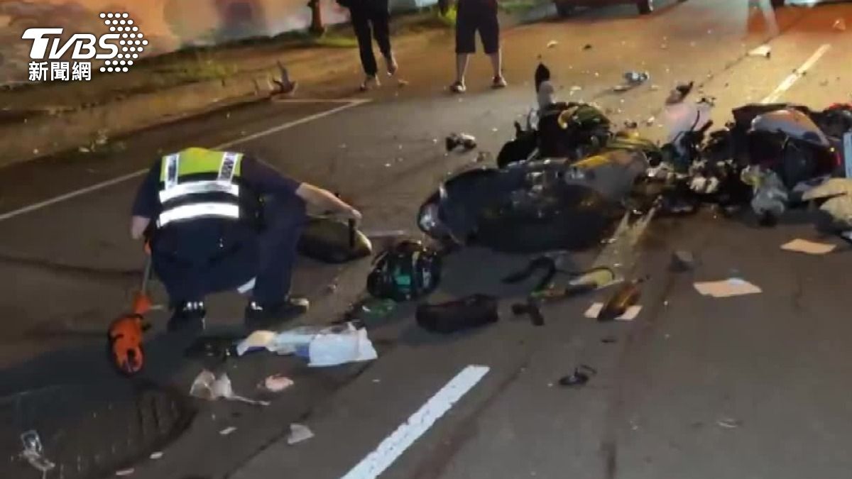 台中紅牌重機、機車猛撞「解體破碎」 兩人躺地1死1重傷
