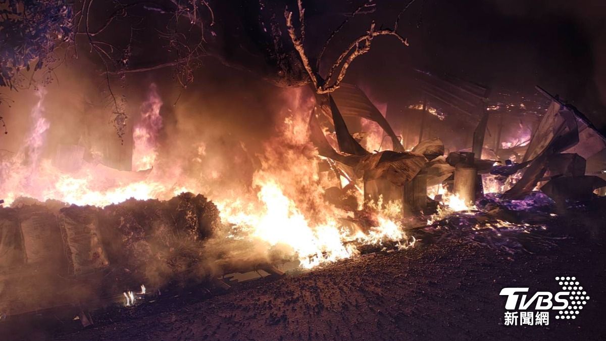 台南白河鐵皮工寮暗夜陷火海　「紅通通一片」警消急灌救　