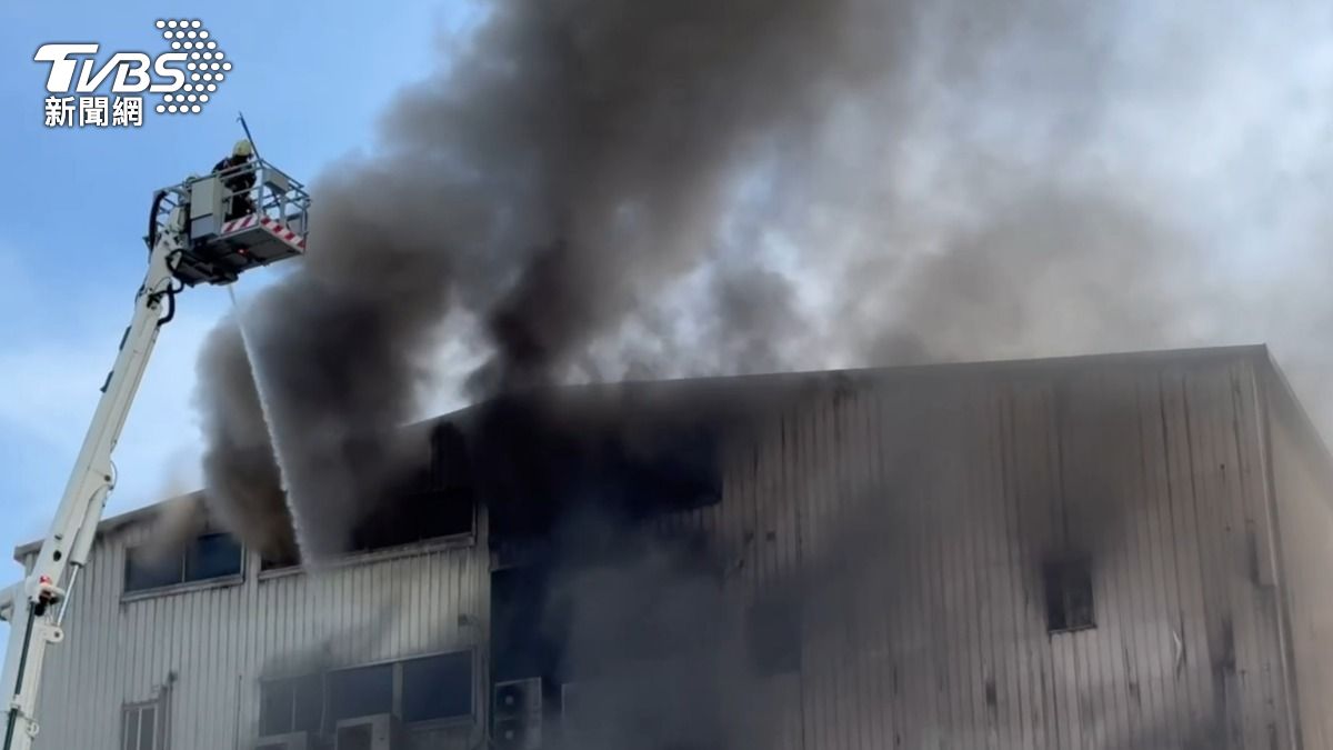 快訊/竹北工業大樓火災!2次爆炸聲狂竄濃煙 交通塞爆