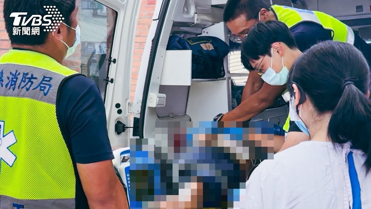 台東消防救護員緊急對溺水患者施以CPR(心肺復甦術)急救。(圖/TVBS)