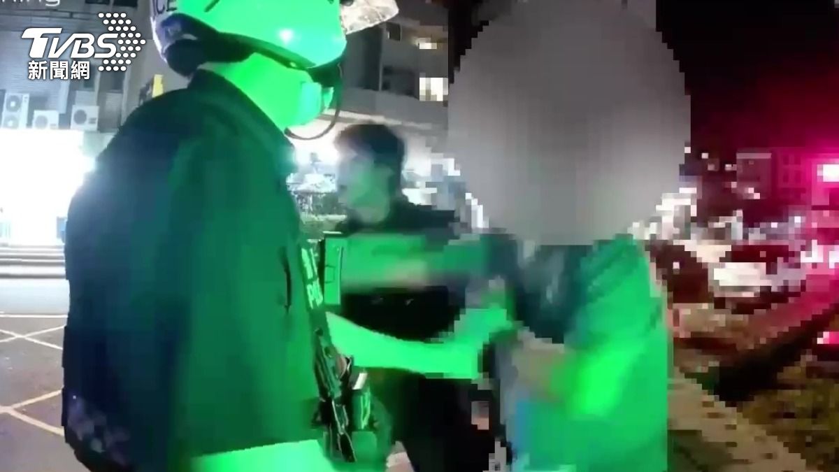 3度揮手襲警！前警所長喝茫搭霸王車還嗆警：我是老學長