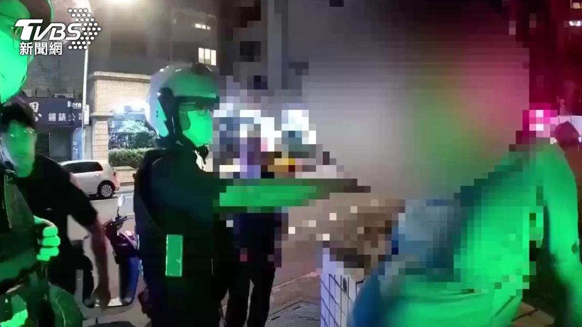 嫌犯搭車不付錢還攻擊司機遭警方勸告還辱罵警方。(圖/TVBS)