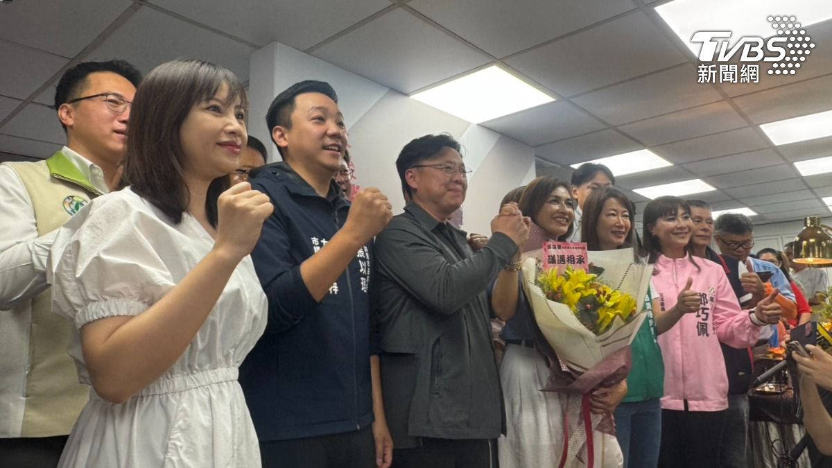 趙天麟現身邱議瑩高雄競總,獻「議邁相承」花束。(圖/林雅婷攝)