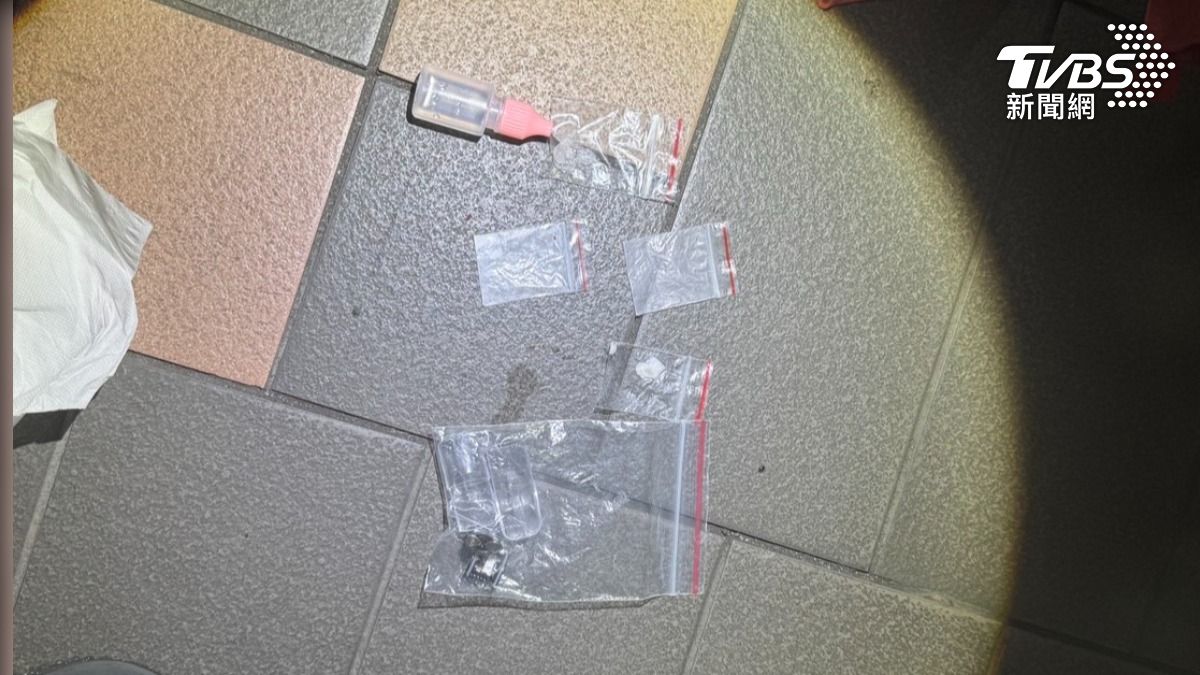 三重警方當場查獲毒品，包含喪屍煙油、海洛因等。（圖／TVBS）