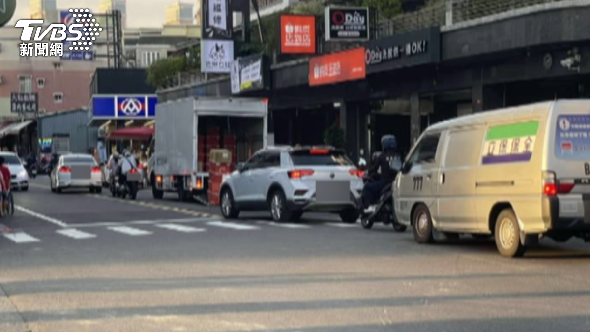 蝦皮物流車當「隱形炸彈」 停路中央卸貨5分鐘釀危機(圖/翻攝臉書@翻轉大台南交通違規2.0)