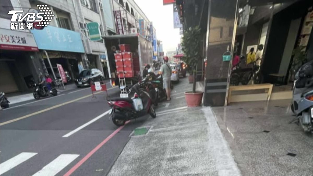 蝦皮物流車違停馬路中卸貨 警方加強查緝「600元起跳」(圖/翻攝臉書@翻轉大台南交通違規2.0)