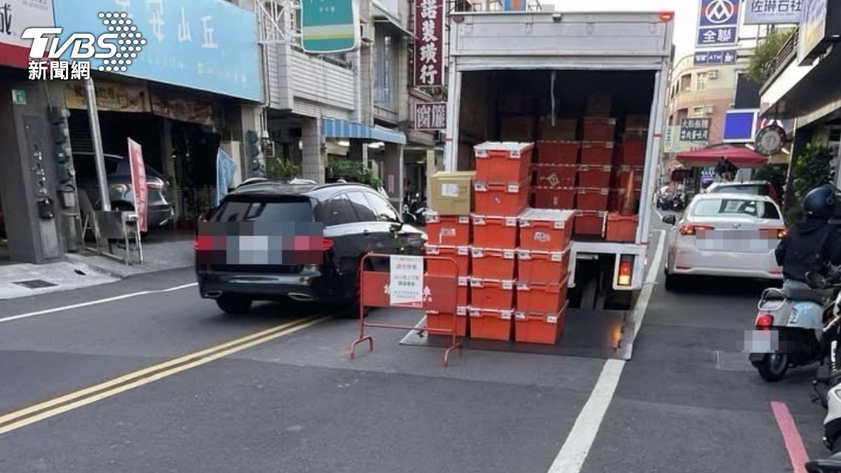永康物流車「路中央停5分鐘」!強迫車輛違規 警出手了(圖/翻攝臉書@翻轉大台南交通違規2.0)