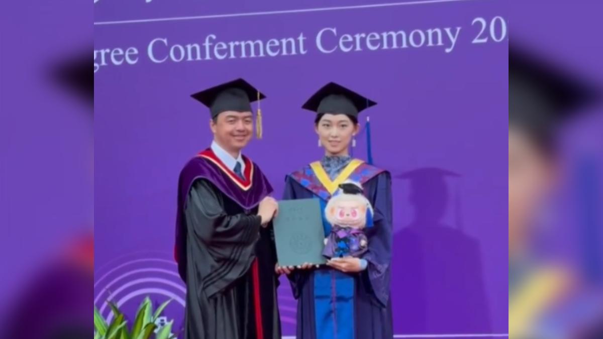 北京清華大學的畢業典禮上出現當紅潮玩LABUBU,被網友戲稱是學歷最高的LABUBU。(圖/網路)