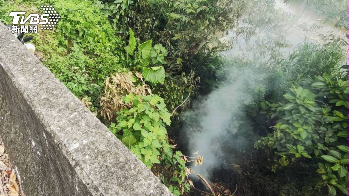 有民眾於長龍路三段旁的河床看到煙霧,於是趕緊打給警消,稱有一台電動腳踏車冒煙。(圖/TVBS)