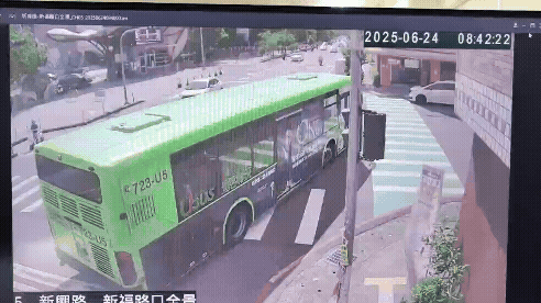 張童綠燈起步奔跑過馬路，遭闖紅燈機車撞飛。（圖／TVBS）