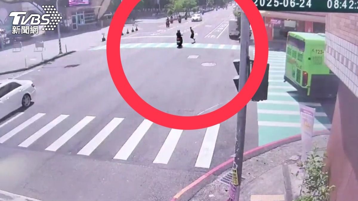 有片／剛畢業回母校！台中小六童奔跑過馬路　遭闖紅燈車撞飛