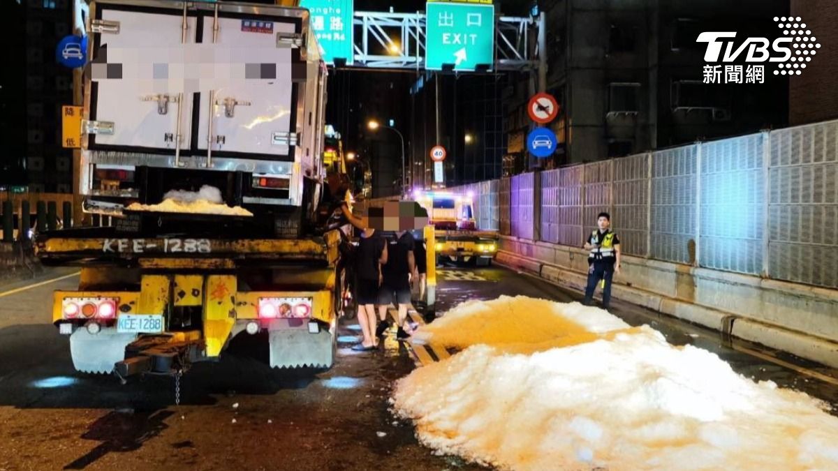 開到一半爆胎！台64貨車翻覆「碎冰灑滿地」警急救援