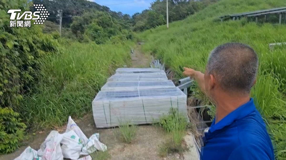 光電場施工卻把太陽能板堆置在產業道路,影響居民進出安全。(圖/TVBS)