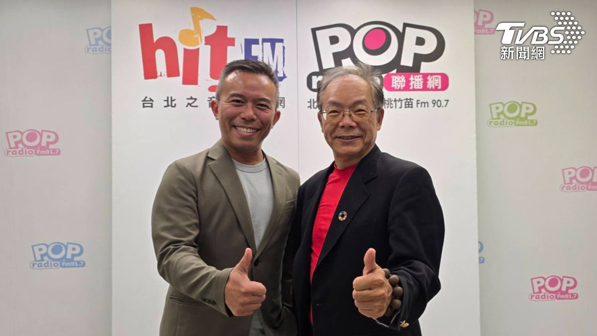 《愛與數學》譯者方偉達教授（圖右），受邀上《POP大國民》節目，接受主持人彭光偉（圖左）專訪（圖／方偉達提供）