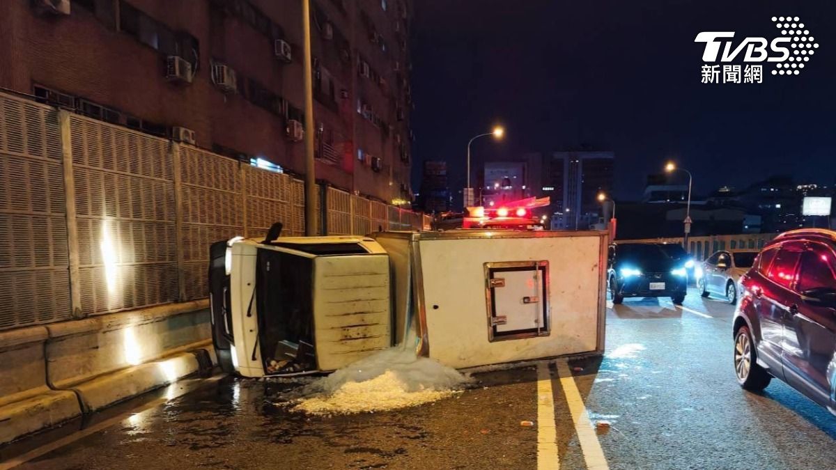 小貨車當場翻車。（圖／TVBS）