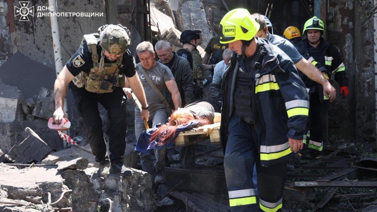 俄軍24日發動飛彈攻擊,擊中烏克蘭一輛正在行駛的客運列車,造成17死280人受傷。(圖/烏克蘭國家緊急服務中心)