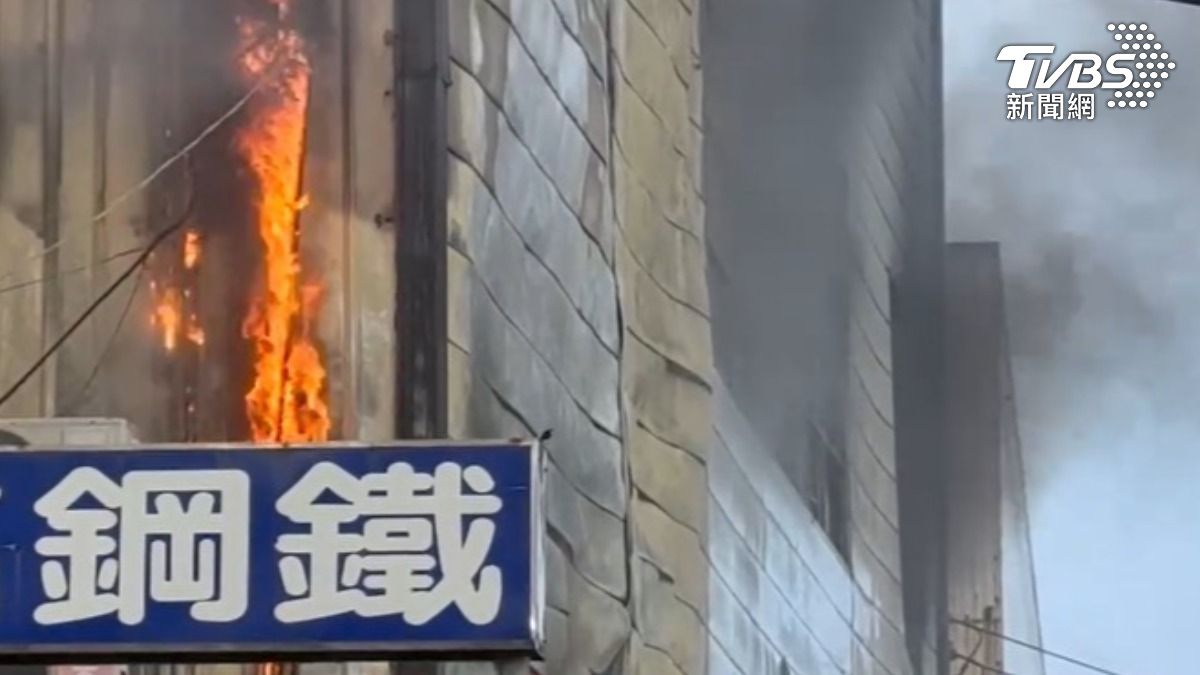 大樓外牆被燒到變形。（圖／TVBS）