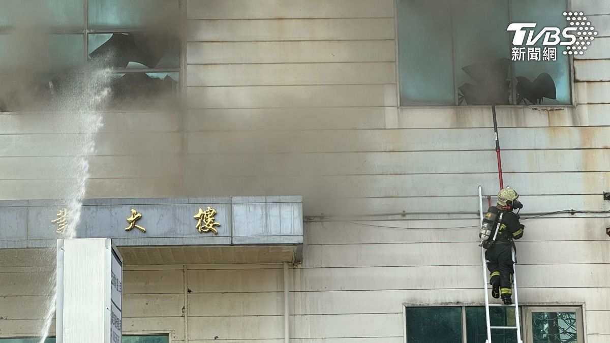 大火持續燃燒6小時，百名消防出動救火。（圖／TVBS）