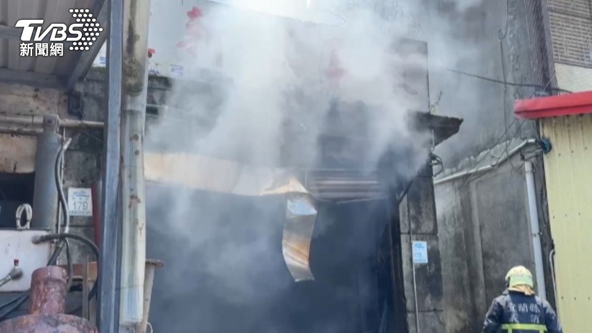 蘇澳鐵工廠突起火竄濃煙「爆炸聲不斷」 業者估損失上百萬