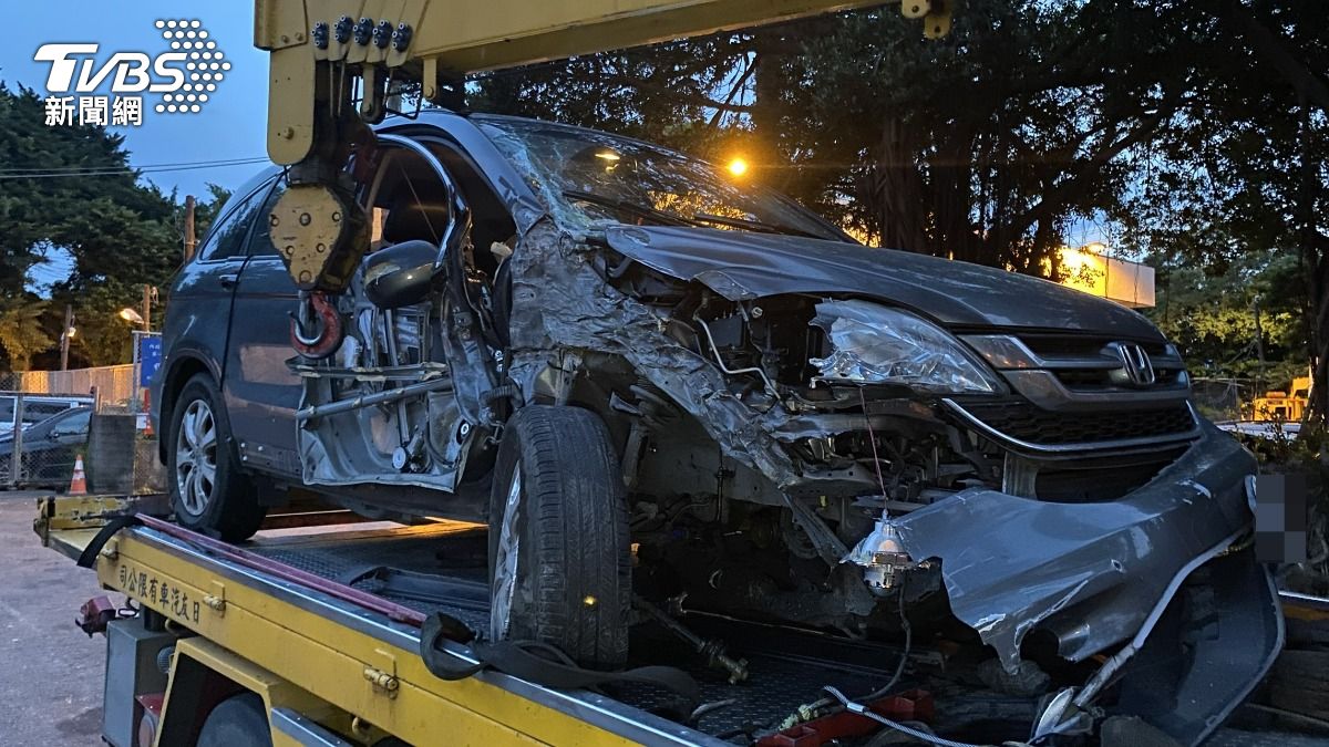 國1機場路段事故!休旅車猛撞大貨車 「車門遭削爛」畫面曝