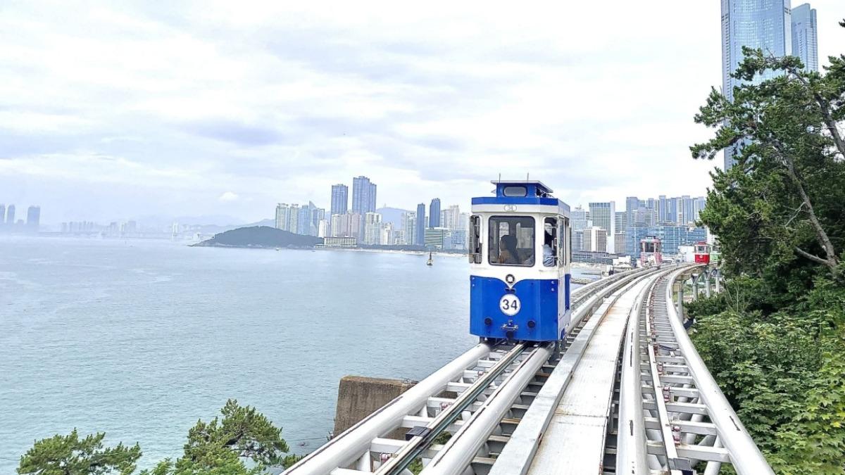 釜山搭乘打卡超夯「海雲台膠囊列車」。（圖／雄獅旅遊提供）