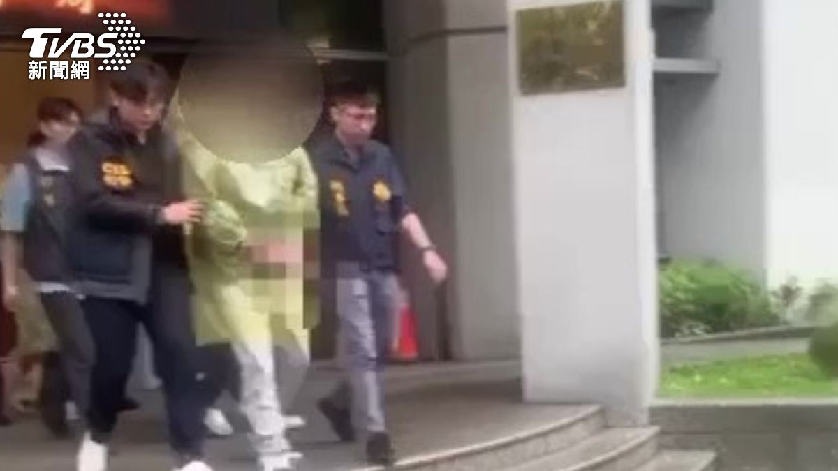 嫌犯家中擺滿古曼童等風水相關物品,但仍逃不過法律制裁。(圖/TVBS)
