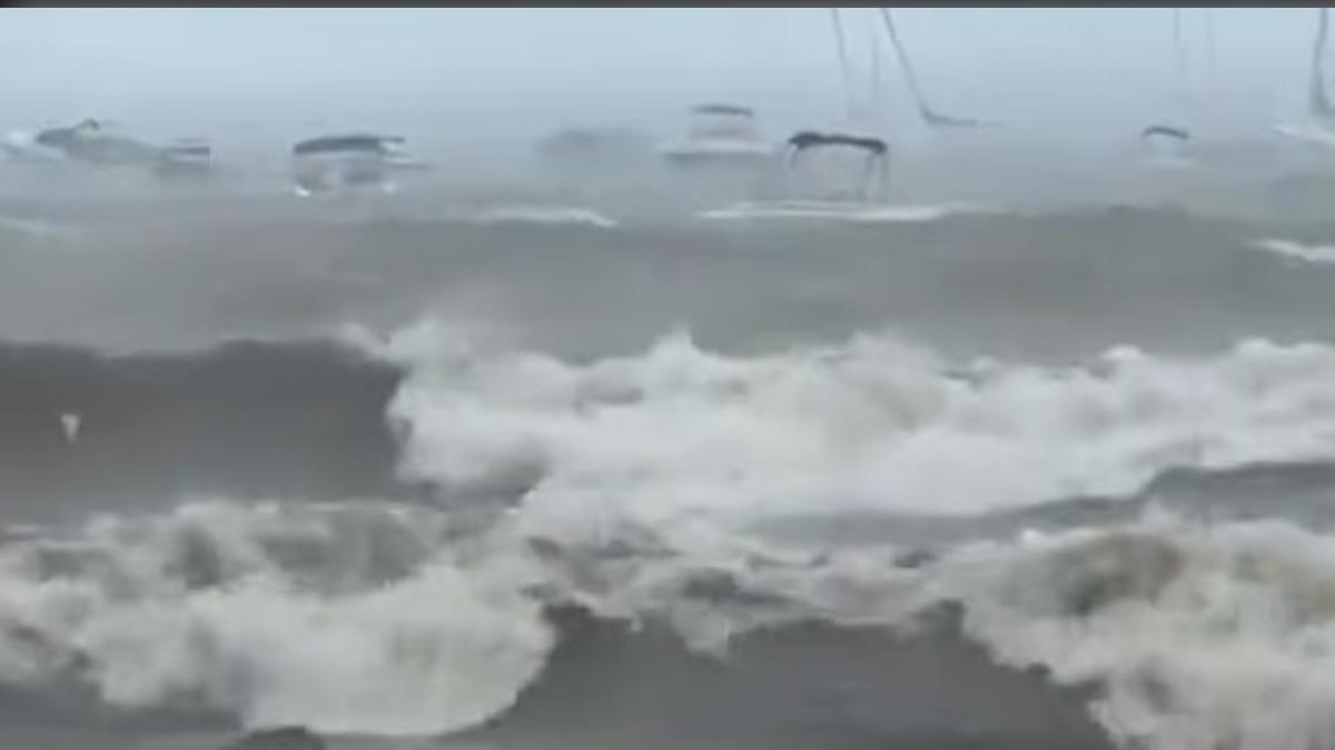 太浩湖在短短幾分鐘內由晴轉陰,下起暴風雨。(圖/翻攝自 Daily Mail)