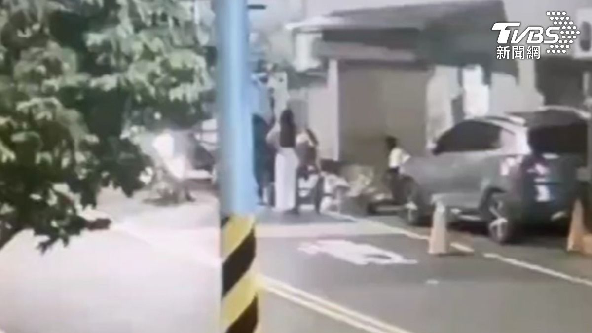 案發前嫌犯與家人正在歡聚烤肉。(圖/TVBS)